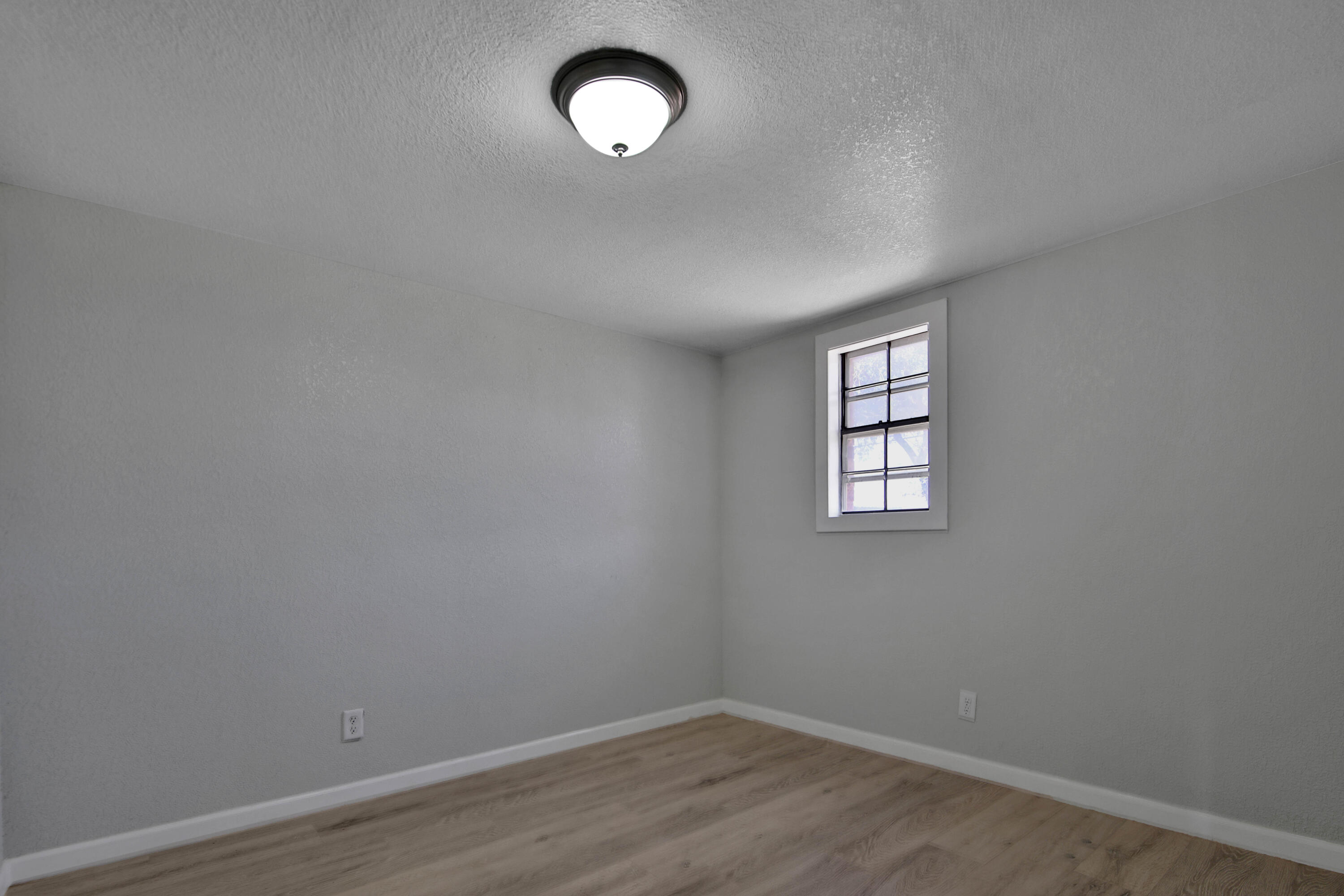 312 North Avenue R Lubbock, TX 79415 - Photo 20 of 26 an empty room with a window