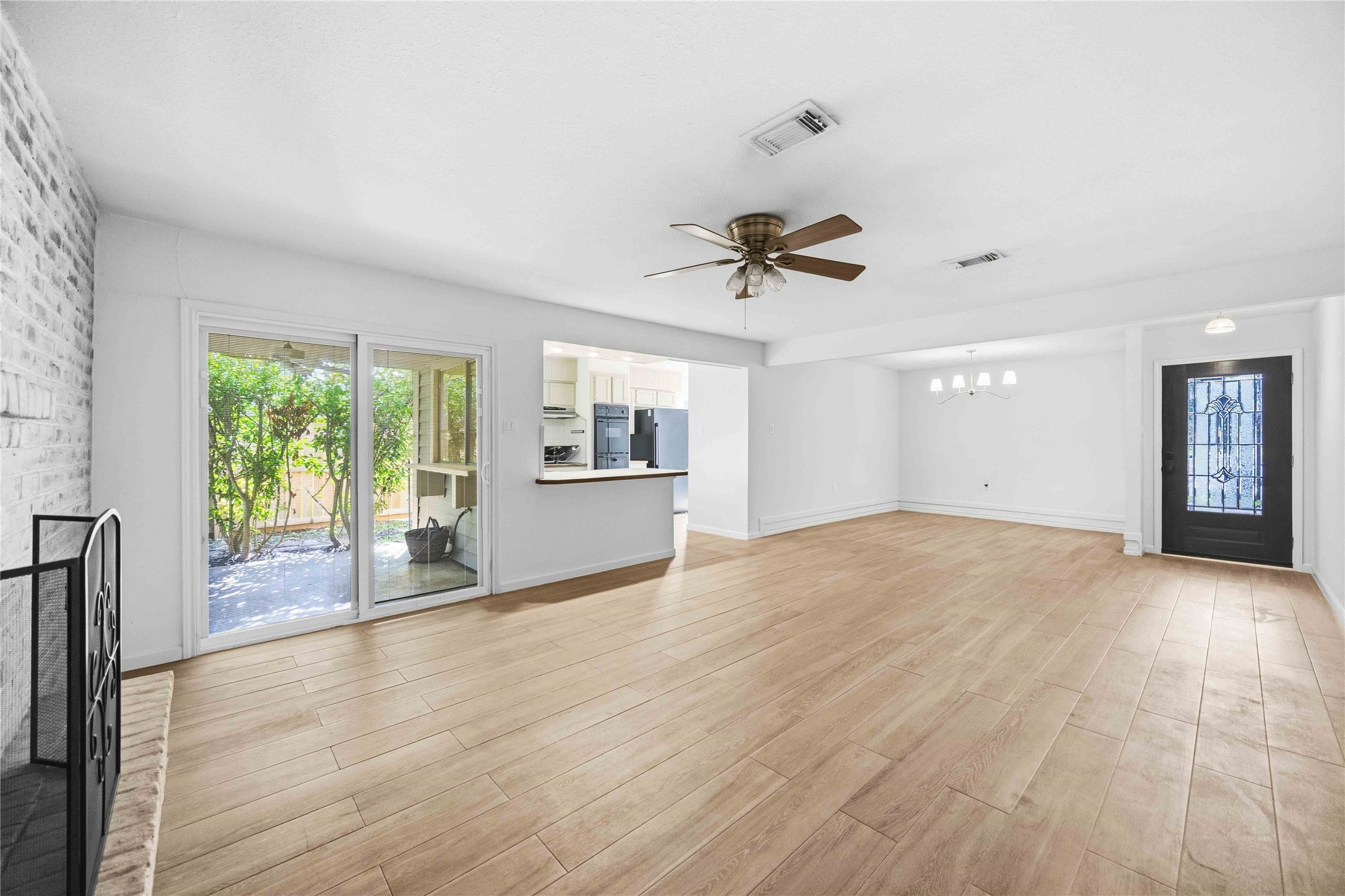 16202 Mill Point Drive Houston, TX 77059 - Photo 9 of 34