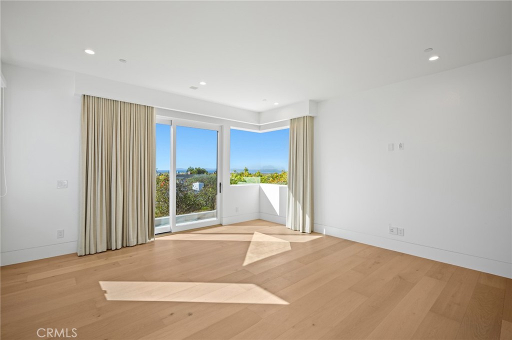 4607 Dorchester Road Corona del Mar, CA 92625 - Photo 16 of 34 a bedroom with a large bed and a window