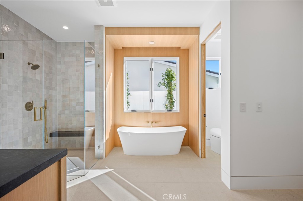 4607 Dorchester Road Corona del Mar, CA 92625 - Photo 18 of 34 a spacious bathroom with a bathtub and sink