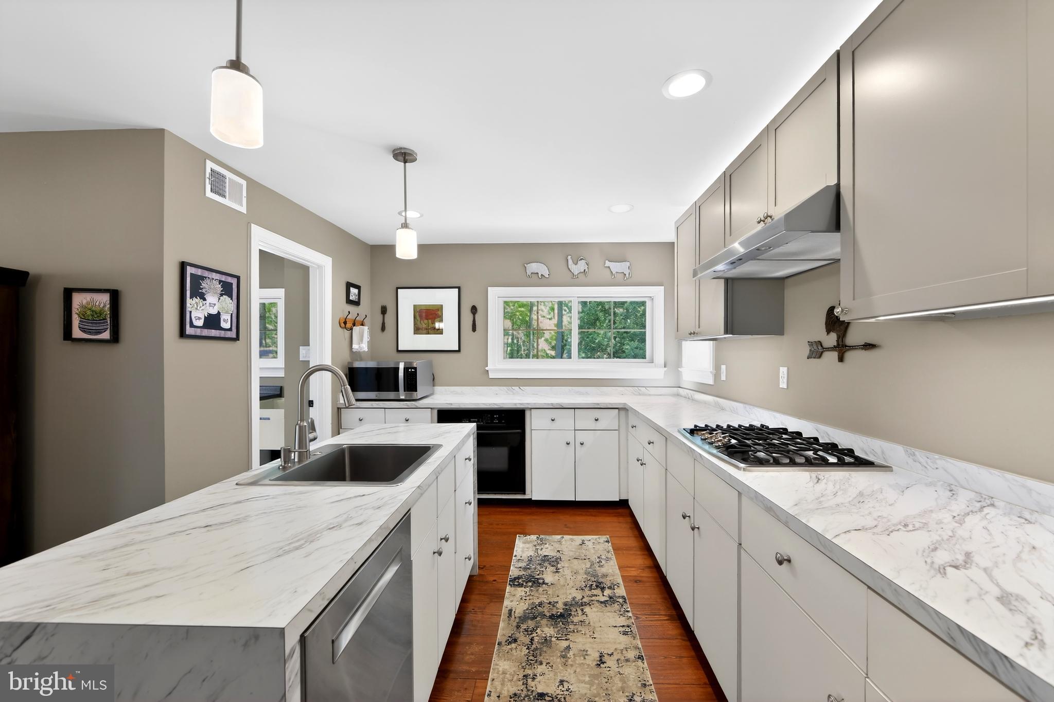 25 Oaktree Hollow Road, Unit R West Chester, PA 19382 - Photo 23 of 50 Kitchen w/ Natural Wood Fl.