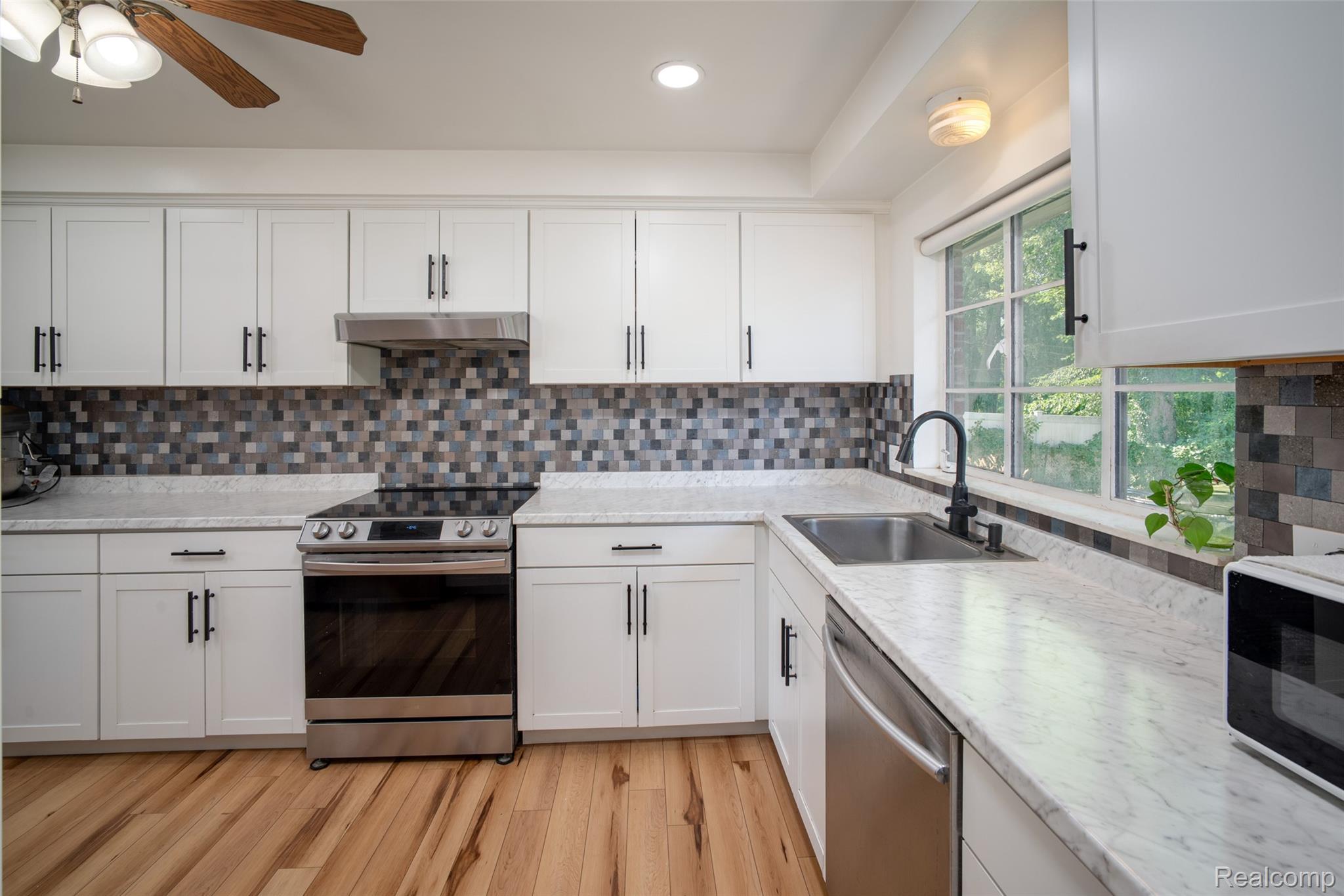 2731 Crooks Road Royal Oak, MI 48073 - Photo 9 of 33 9.jpg