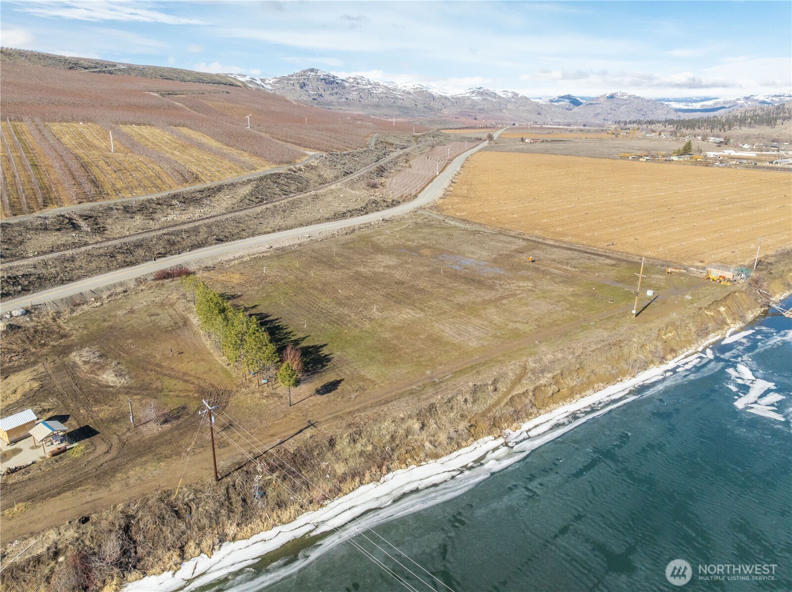 626 Monse River Road Brewster, WA 98812 - Photo 17 of 40 a view of an ocean and mountain