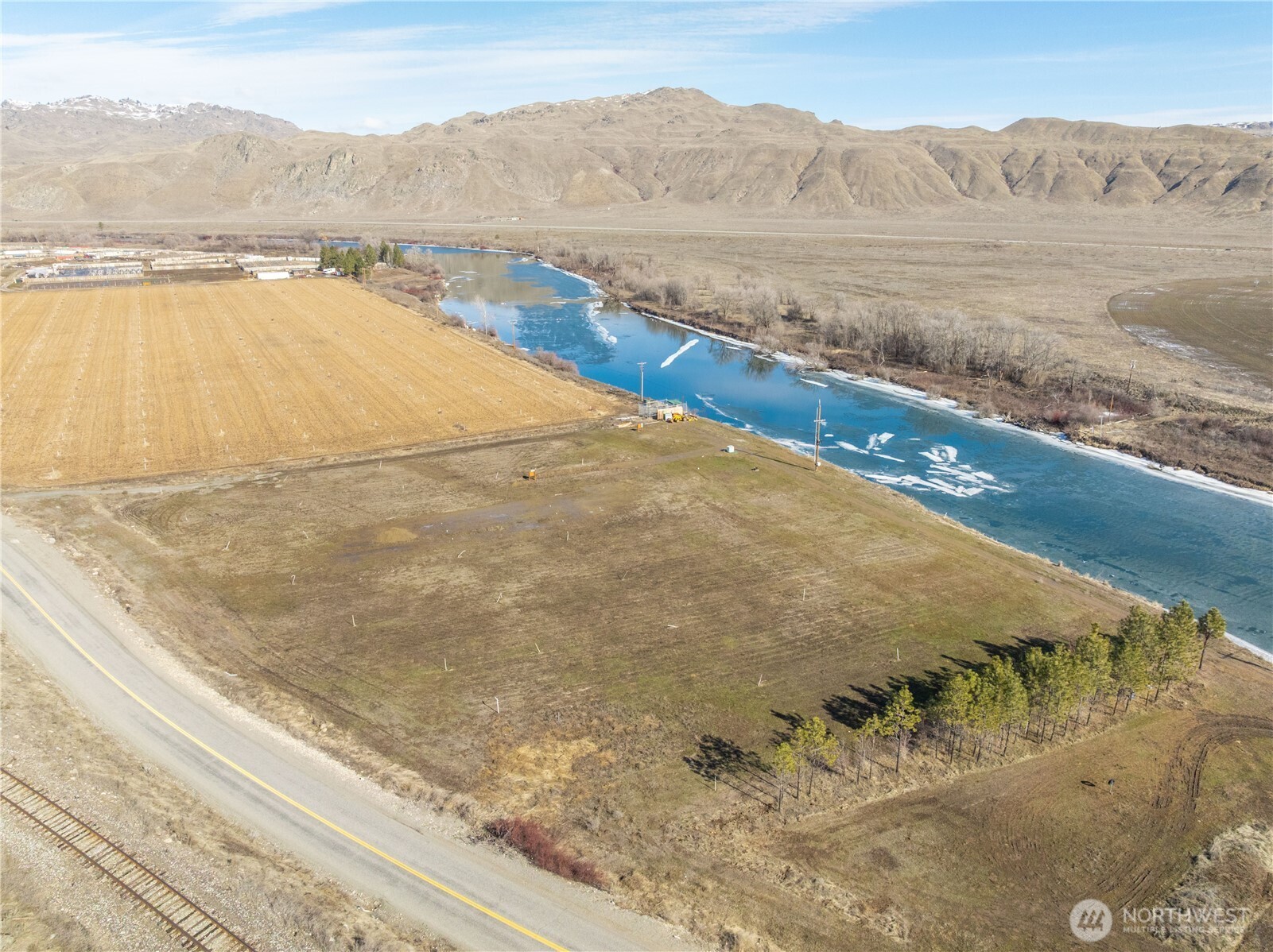 626 Monse River Road Brewster, WA 98812 - Photo 19 of 40 a view of an ocean and mountain
