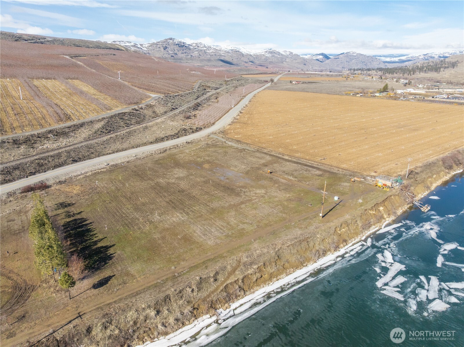 626 Monse River Road Brewster, WA 98812 - Photo 34 of 40 a view of an ocean and a mountain