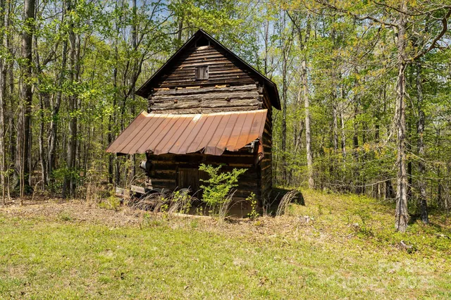 a view of a backyard with table and chairs