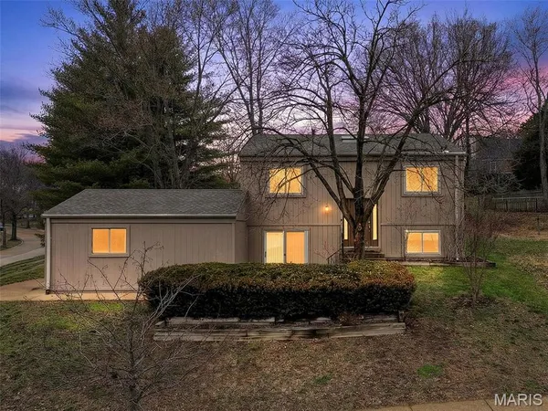 $330,000 | 1601 Country Hill Lane, Ballwin, MO 63021