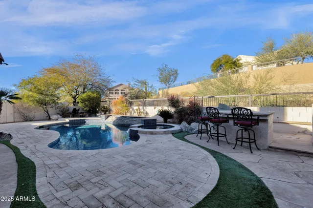 a view of a backyard