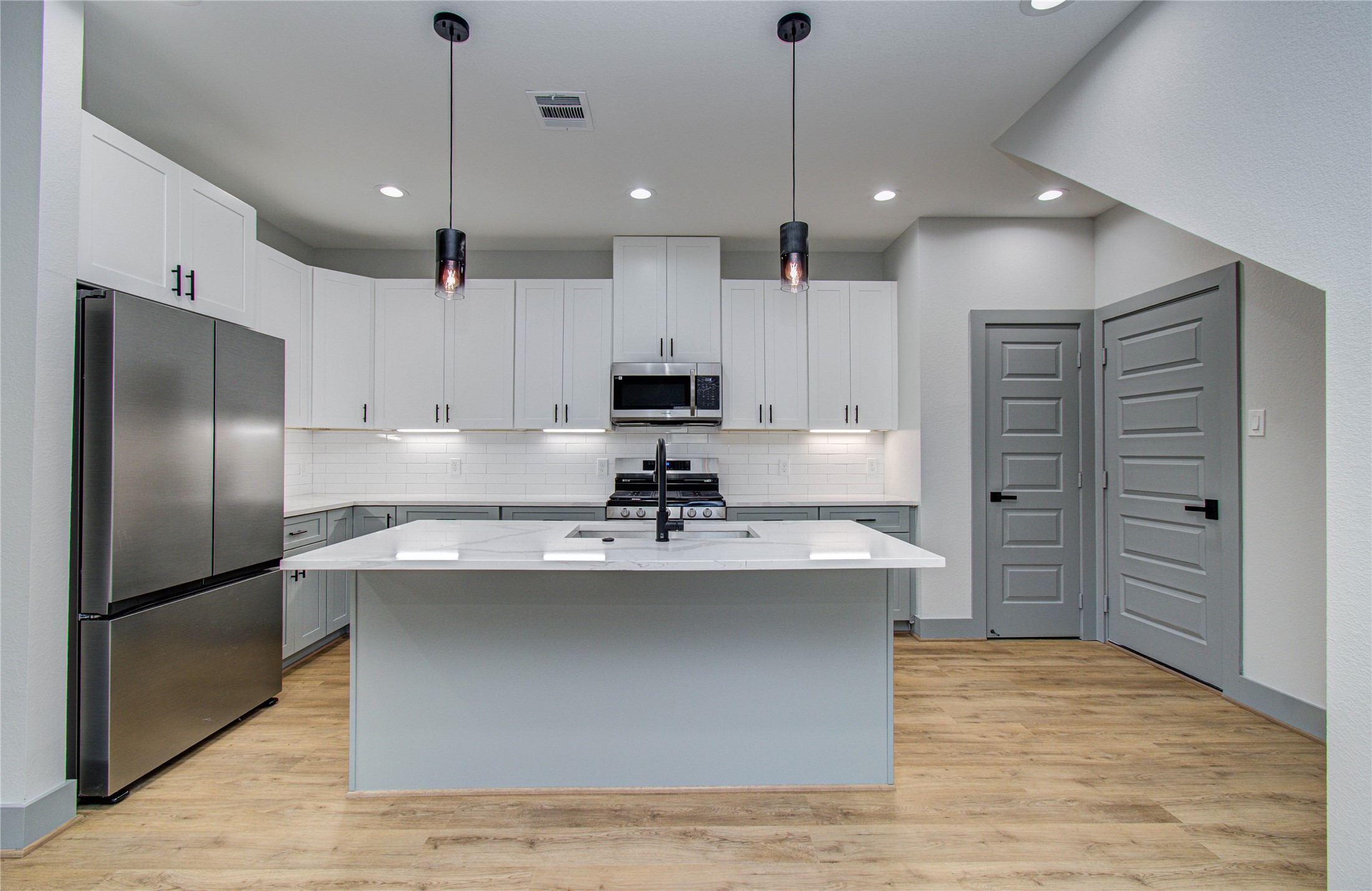 835 South Victory Drive Houston, TX 77088 - Photo 11 of 39