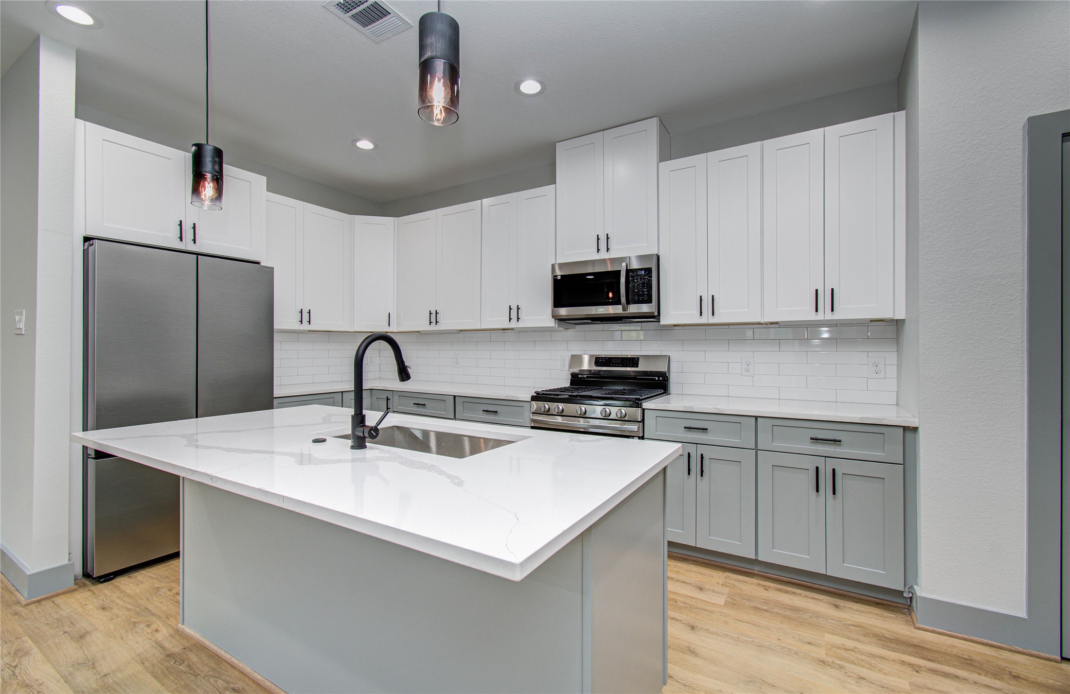 835 South Victory Drive Houston, TX 77088 - Photo 12 of 39