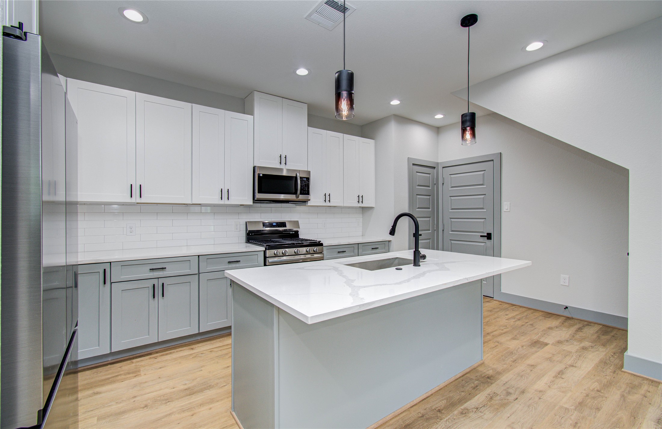 835 South Victory Drive Houston, TX 77088 - Photo 13 of 39