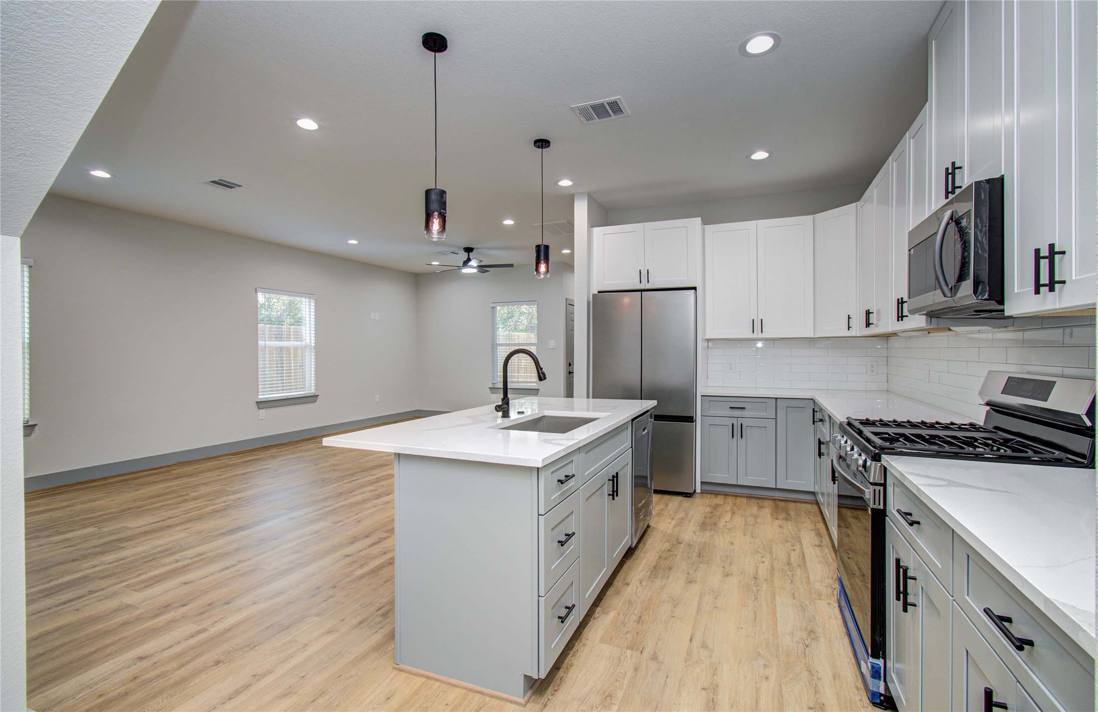 835 South Victory Drive Houston, TX 77088 - Photo 15 of 39