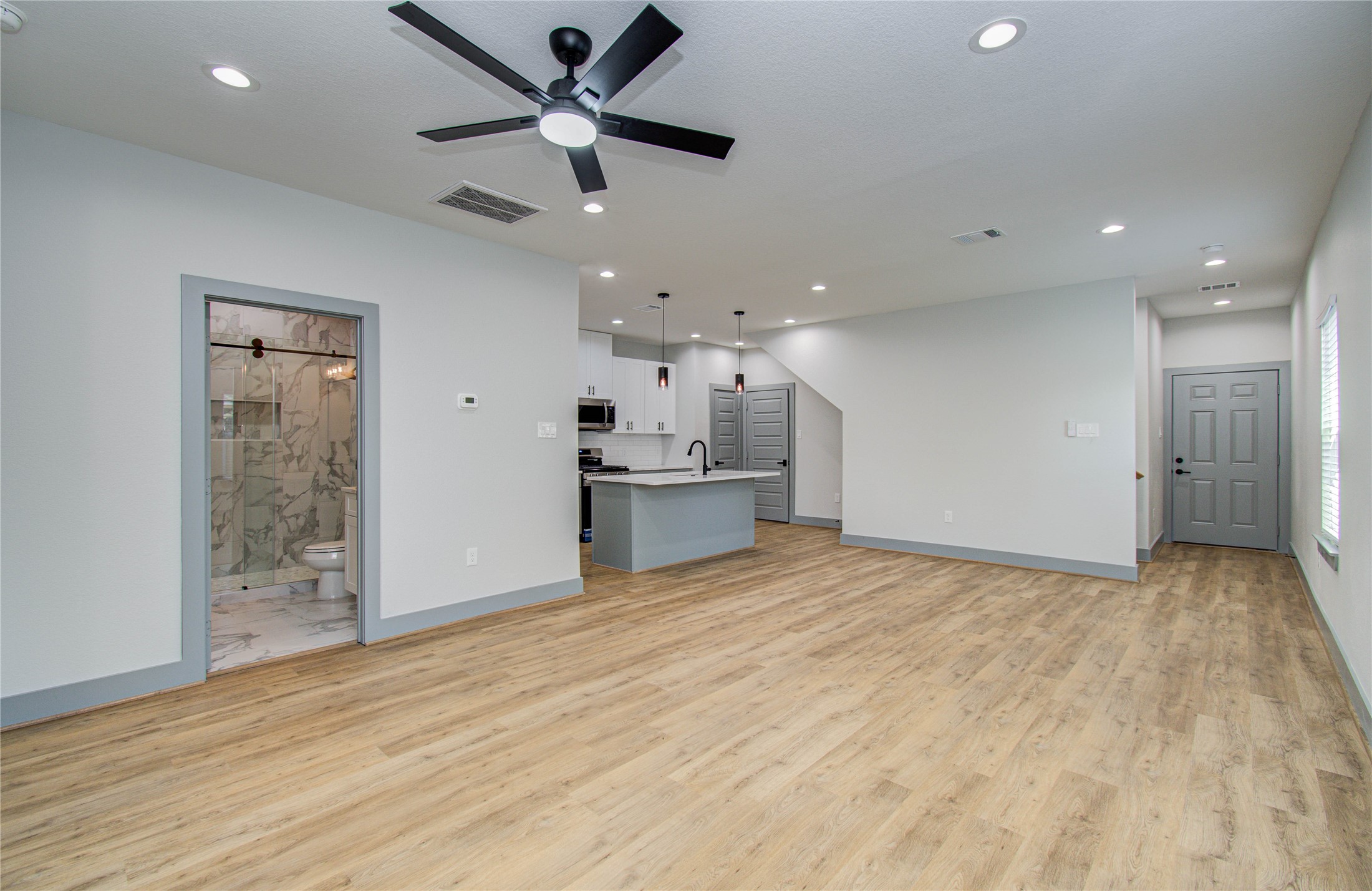 835 South Victory Drive Houston, TX 77088 - Photo 7 of 39