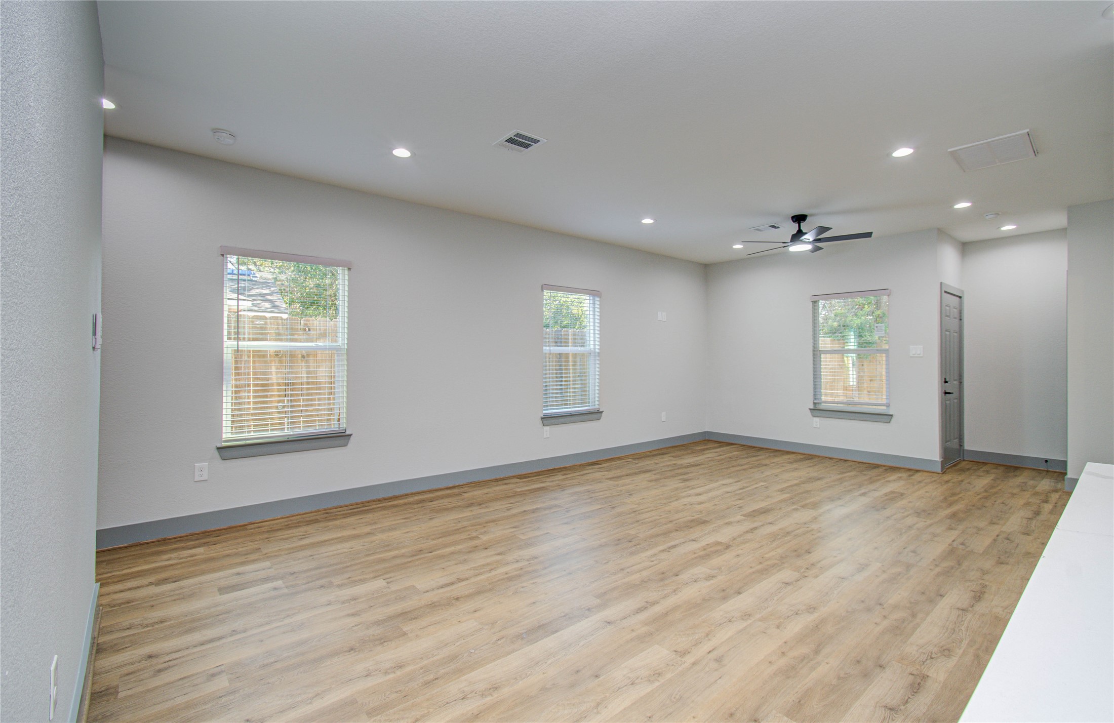 835 South Victory Drive Houston, TX 77088 - Photo 9 of 39