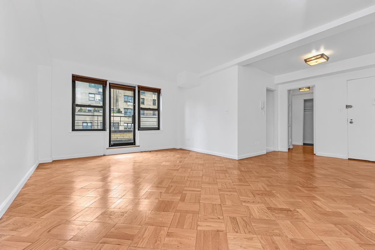 301 East 48th Street, Unit 19B Manhattan, NY 10017 - Photo 2 of 10