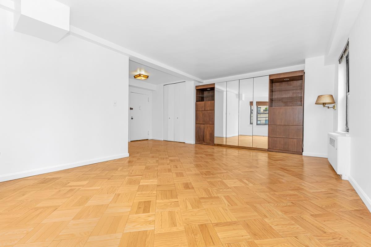 301 East 48th Street, Unit 19B Manhattan, NY 10017 - Photo 4 of 10