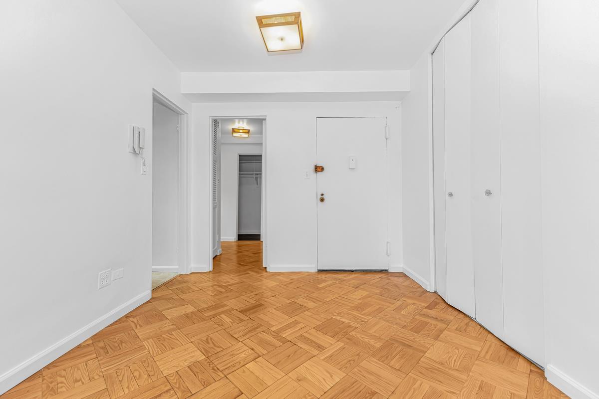 301 East 48th Street, Unit 19B Manhattan, NY 10017 - Photo 5 of 10