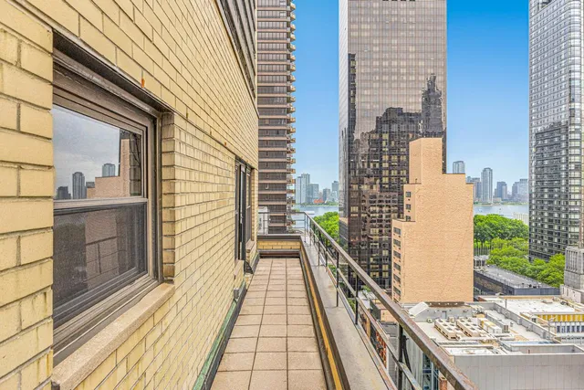 $449,000 | 301 East 48th Street, Unit 19B | Midtown East