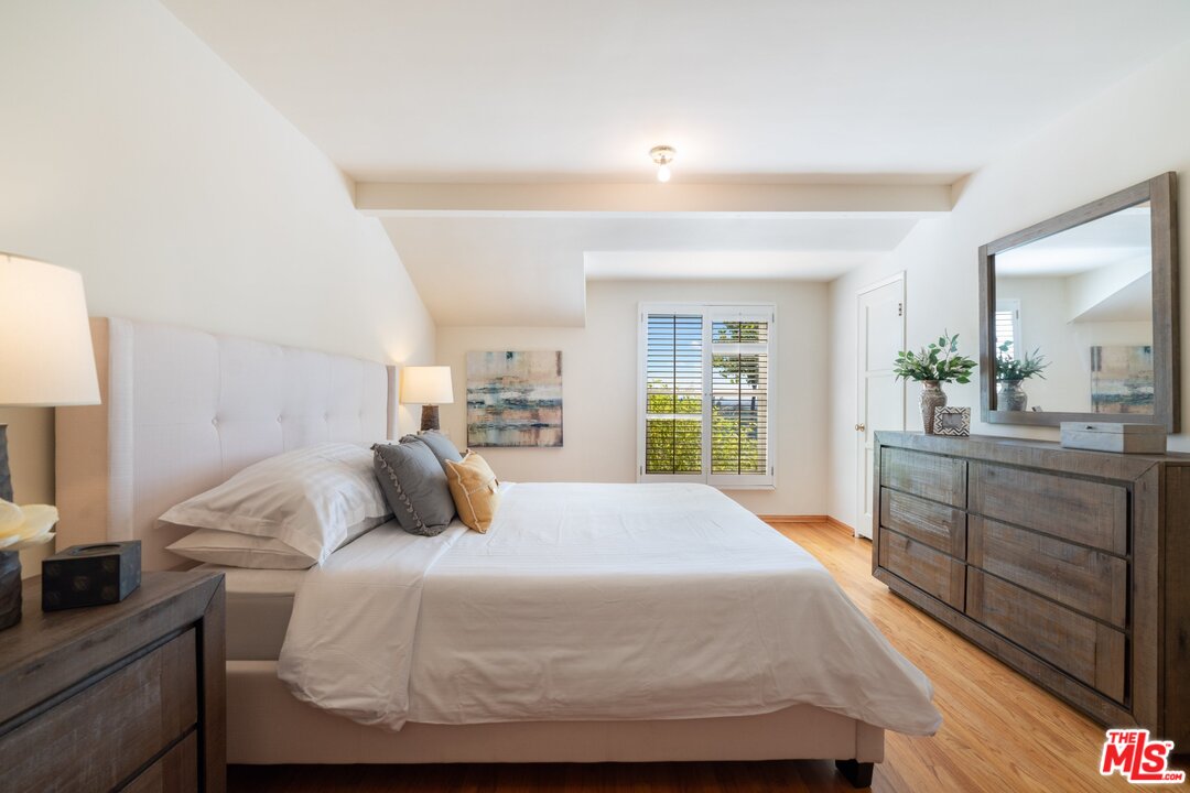 3710 Eureka Drive Studio City, CA 91604 - Photo 23 of 51 a bedroom with a bed and a dresser