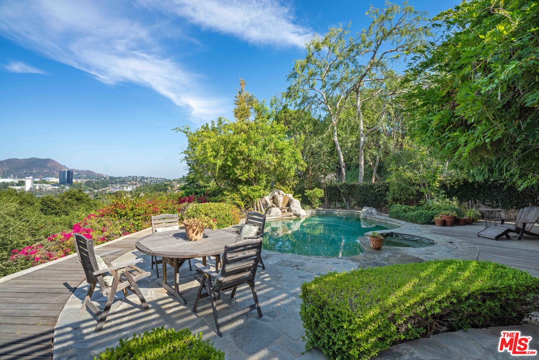 3710 Eureka Drive Studio City, CA 91604 - Photo 4 of 51