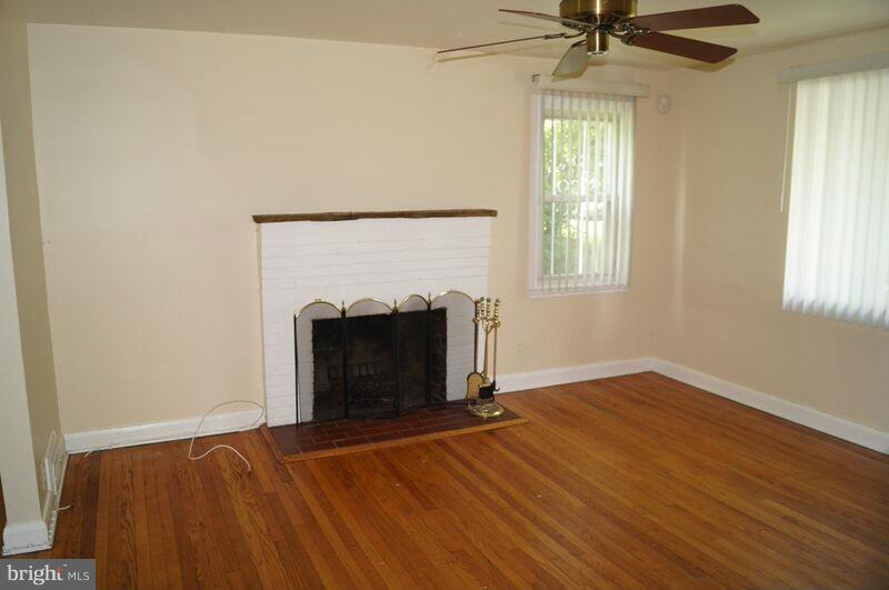 3507 Milford Mill Road Baltimore, MD 21244 - Photo 3 of 15 Living Room