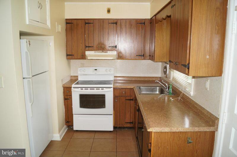 3507 Milford Mill Road Baltimore, MD 21244 - Photo 4 of 15 Kitchen
