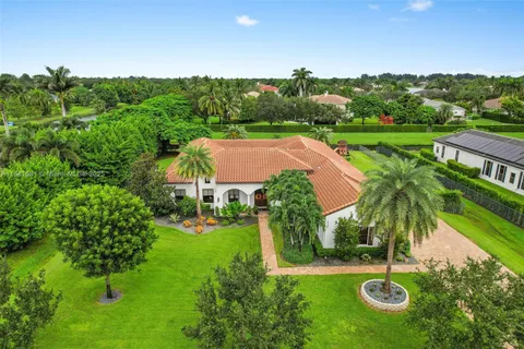 $2,735,000 | 10501 North Camelot Circle, Davie, FL 33328