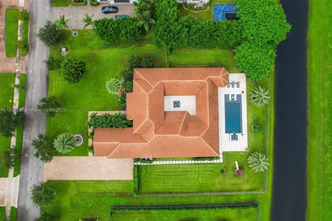 $2,735,000 | 10501 North Camelot Circle, Davie, FL 33328