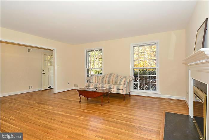 9204 Cedar Way Bethesda, MD 20814 - Photo 4 of 15 Living Room