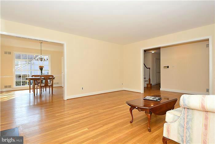 9204 Cedar Way Bethesda, MD 20814 - Photo 5 of 15 Living Room