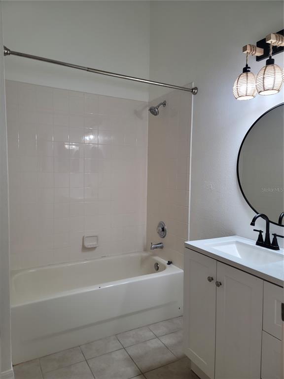 601 Astor Drive Haines City, FL 33844 - Photo 10 of 18 a bathroom with a bathtub a sink and a mirror