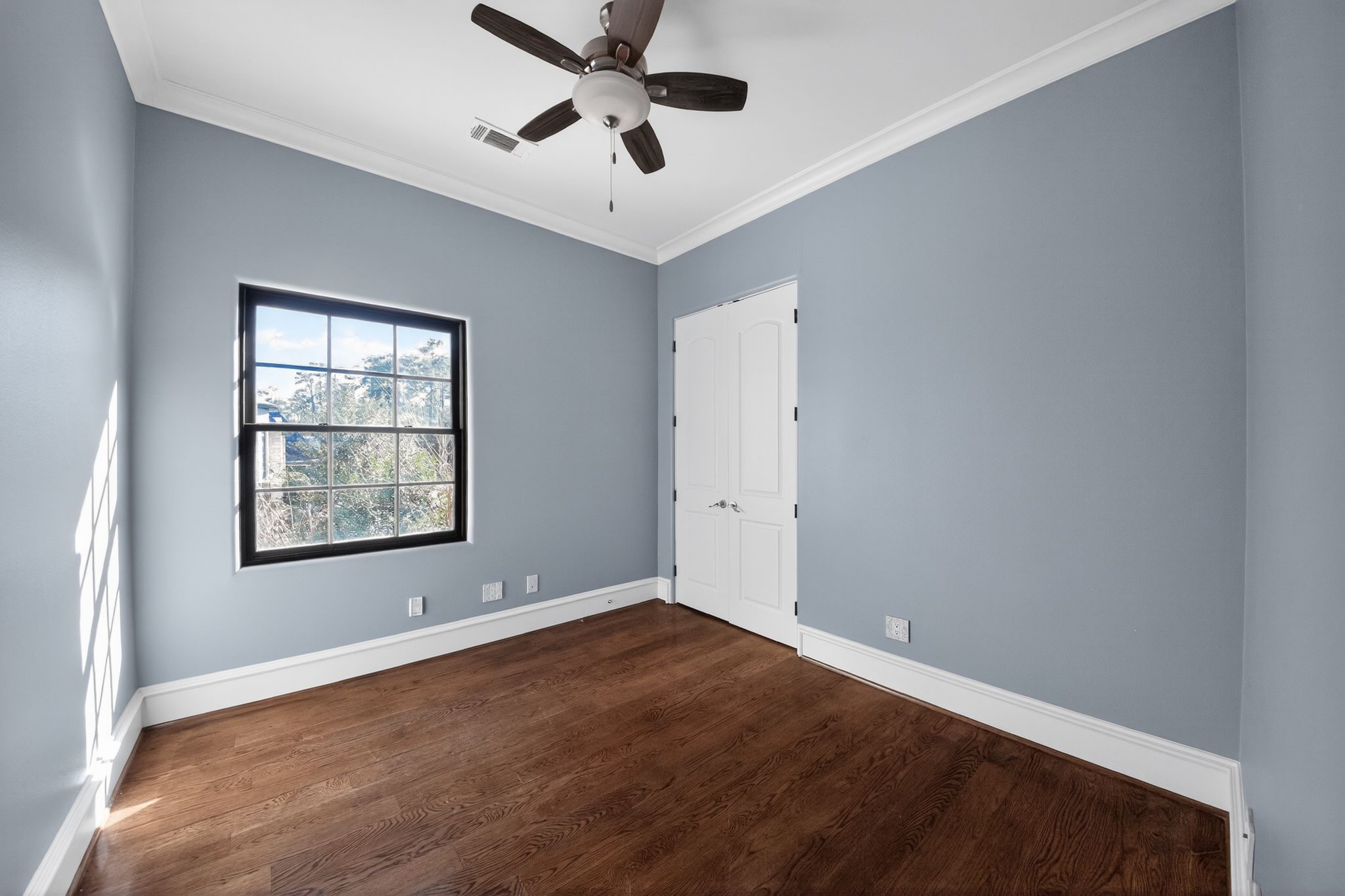 11117 Beinhorn Road Houston, TX 77024 - Photo 18 of 48 an empty room with a window and a ceiling fan