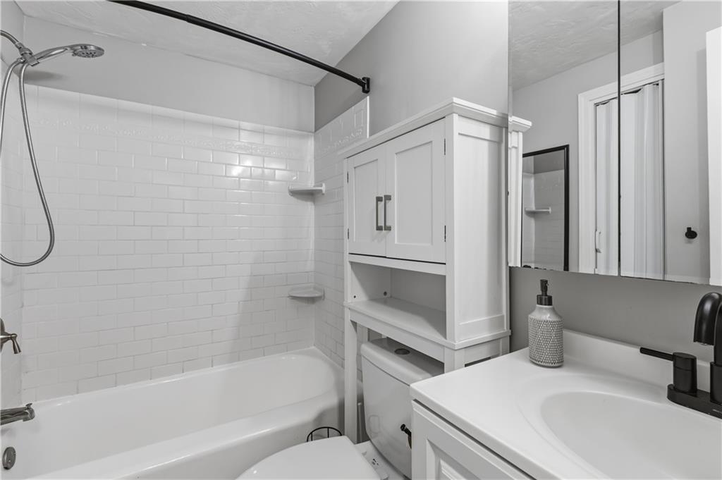 2025 Borland Road Pittsburgh, PA 15243 - Photo 12 of 30 Gallery Image 12