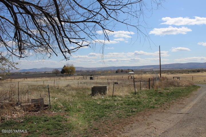 2812 Cook Road Yakima, WA 98908 - Photo 3 of 9 a view of a lake in between the two trees