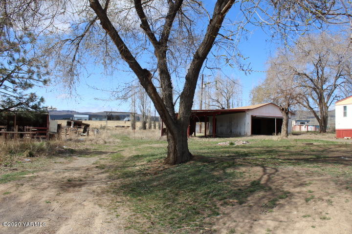 2812 Cook Road Yakima, WA 98908 - Photo 4 of 9 a view of a house with a yard