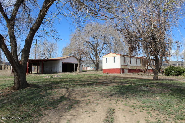 2812 Cook Road Yakima, WA 98908 - Photo 5 of 9 a view of a house with a yard