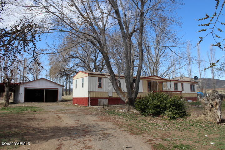 2812 Cook Road Yakima, WA 98908 - Photo 6 of 9 a front view of a house with a yard