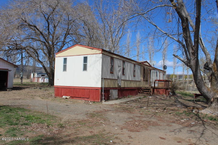 2812 Cook Road Yakima, WA 98908 - Photo 7 of 9 a view of a house with a yard