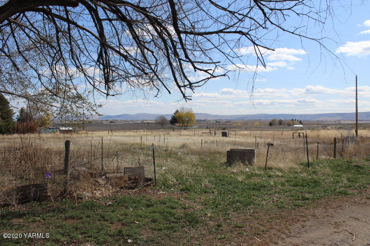 2812 Cook Road Yakima, WA 98908 - Photo 9 of 9 a view of a lake from a yard