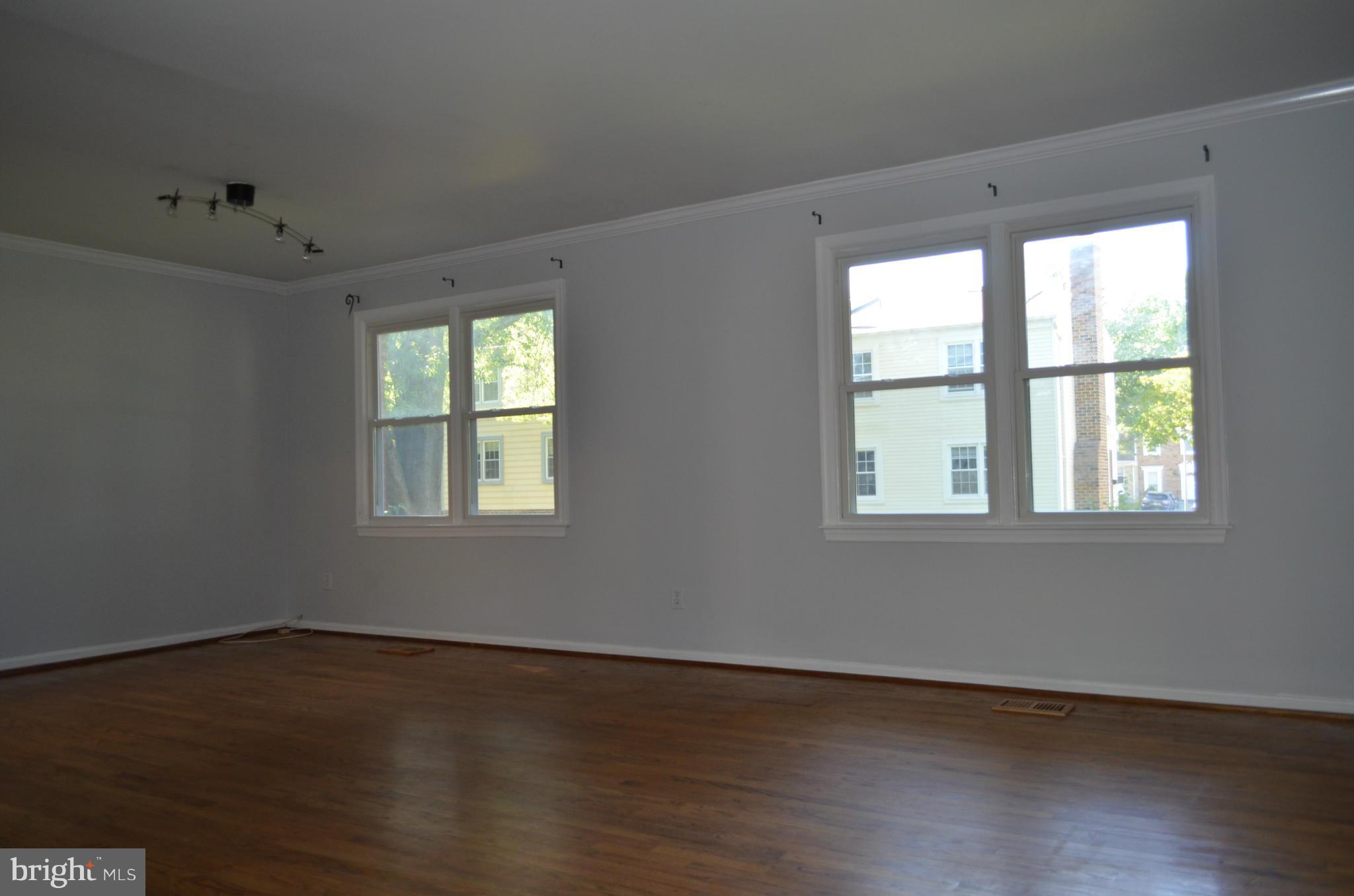 20 Ramsdell Court Gaithersburg, MD 20878 - Photo 7 of 21 Living Room