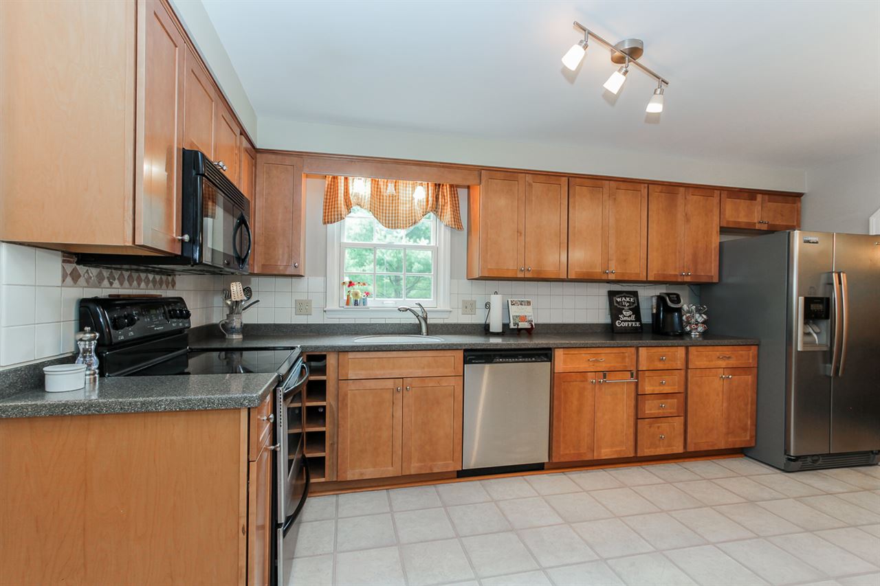 12 Daniel Road Derry, NH 03038 - Photo 3 of 39 Gallery Image 3