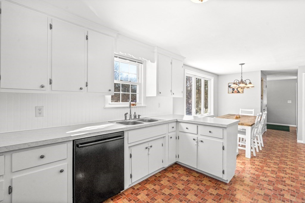 371 Trull Road Tewksbury, MA 01876 - Photo 8 of 41 Gallery Image 8