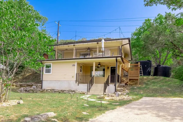 a view of a house with backyard
