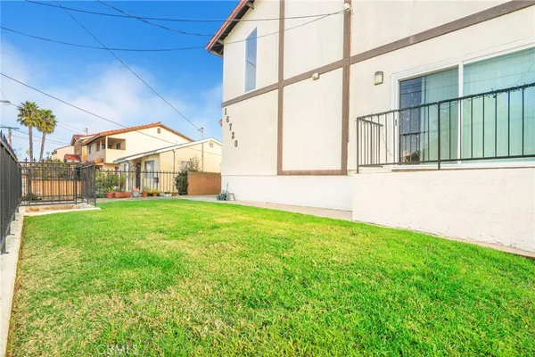 a view of a house with backyard and porch