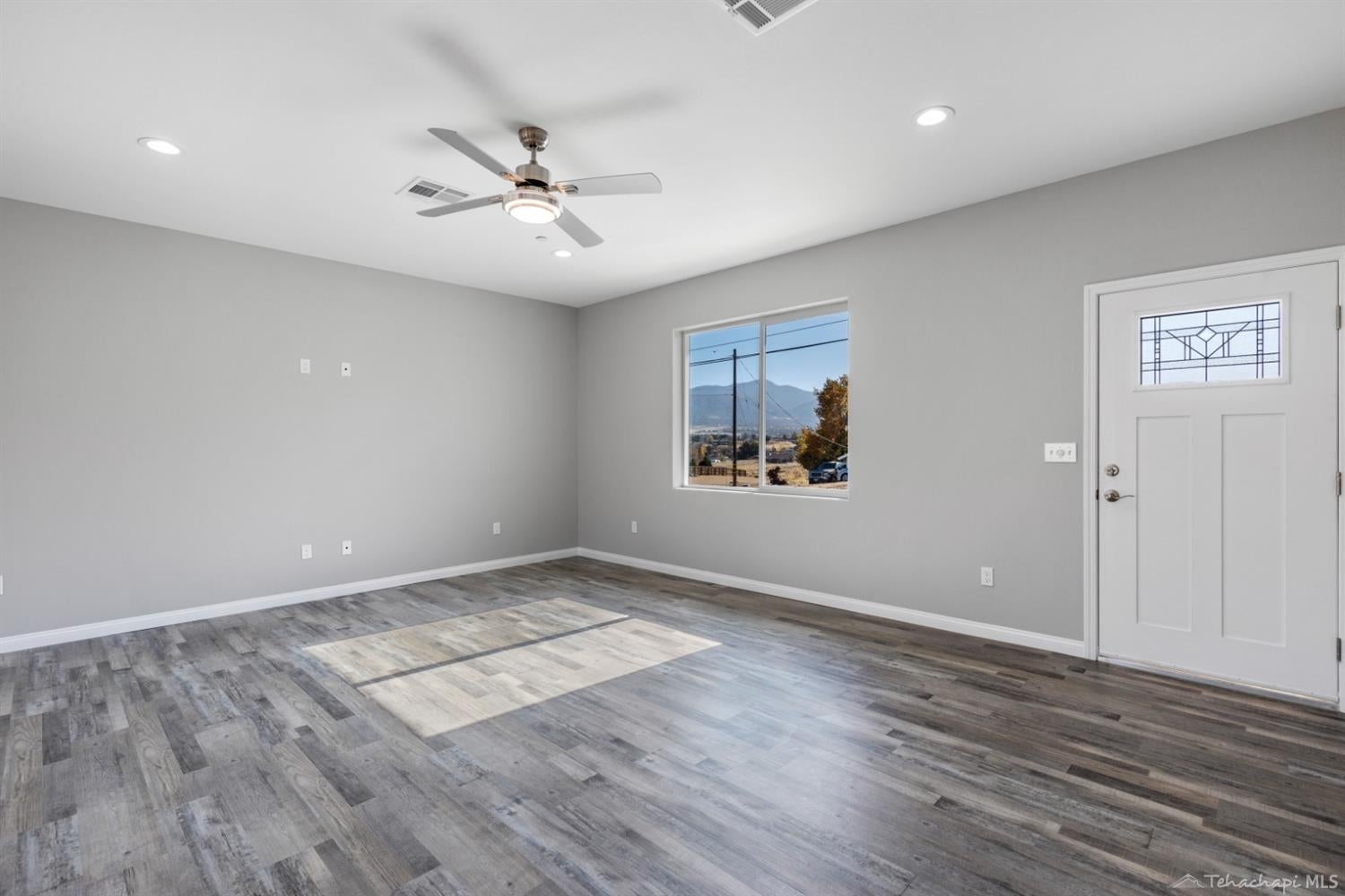 22700 Mariposa Road Tehachapi, CA 93561 - Photo 3 of 42 living room