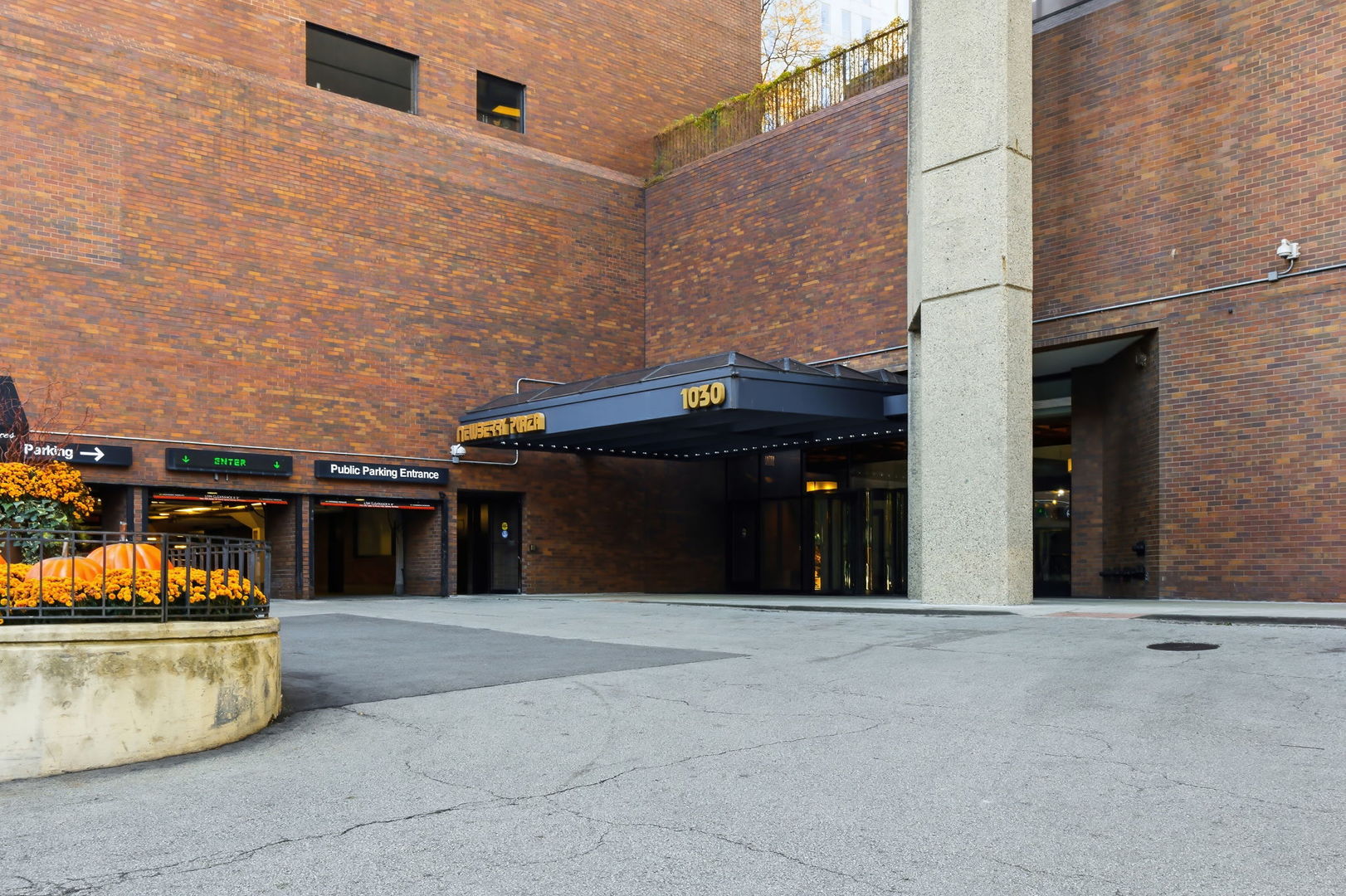 1030 North State Street, Unit 35K Chicago, IL 60610 - Photo 27 of 28 a view of a terrace with a table and chairs