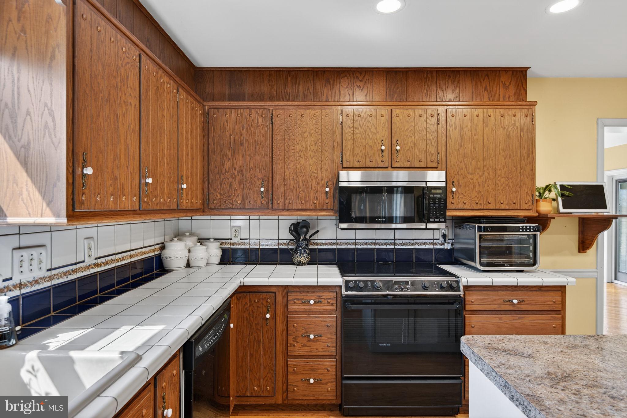 579 Hi View Drive Lititz, PA 17543 - Photo 11 of 55 Tile counters & backsplash enhance the kitchen