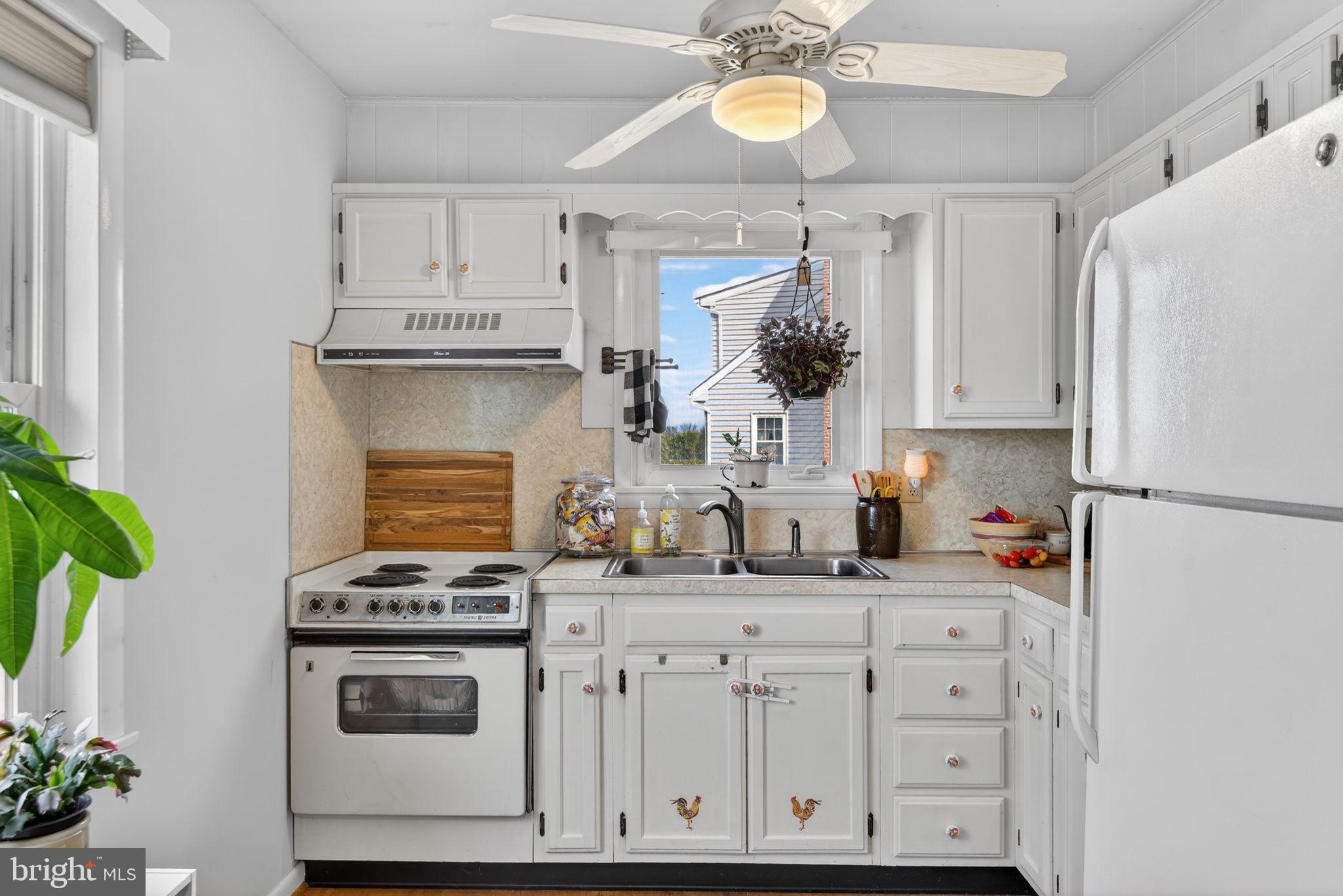 579 Hi View Drive Lititz, PA 17543 - Photo 26 of 55 Tidy kitchen includes stove & refrigerator