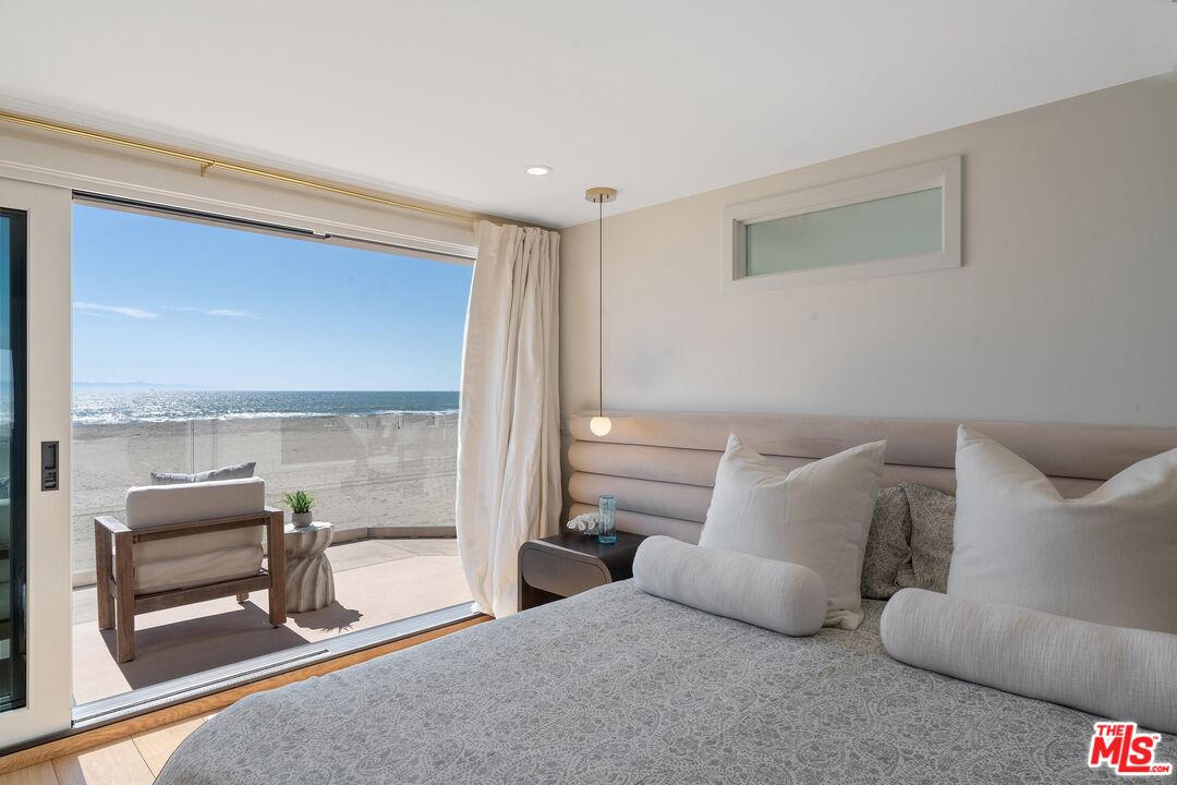 3521 Ocean Drive Oxnard, CA 93035 - Photo 21 of 53 a living room with furniture