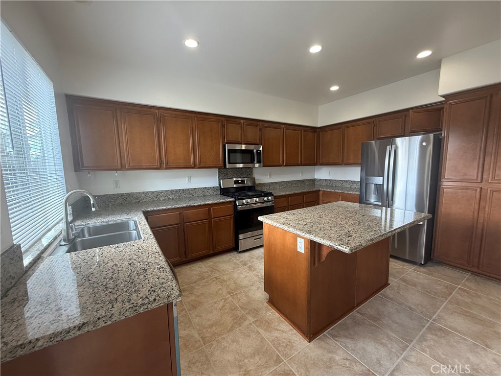 1427 Adderstone Way Perris, CA 92571 - Photo 11 of 36